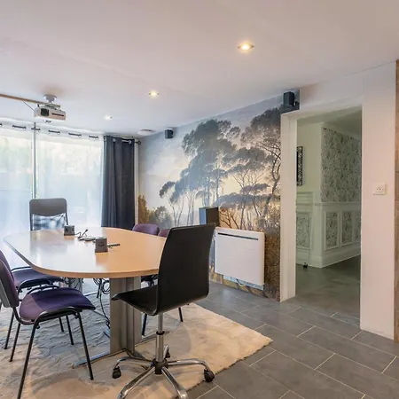 Апартаменты Appt Rez-de-jardin Salle De Reunion